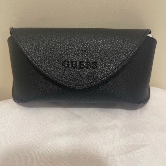 NWOT Guess White Sunglasses with gold Details , cleaning cloth and case - Picture 3 of 8